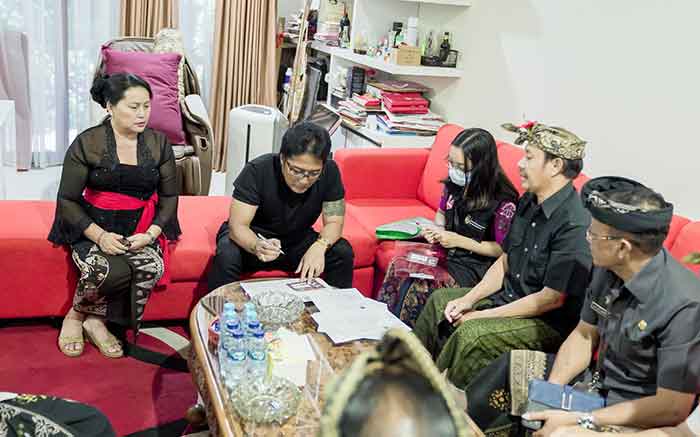 Bupati Badung Nyoman Giri Prasta bersama Nyonya Seniasih Giri Prasta saat proses pencocokan dan penelitian data pemilih Pemilu 2024