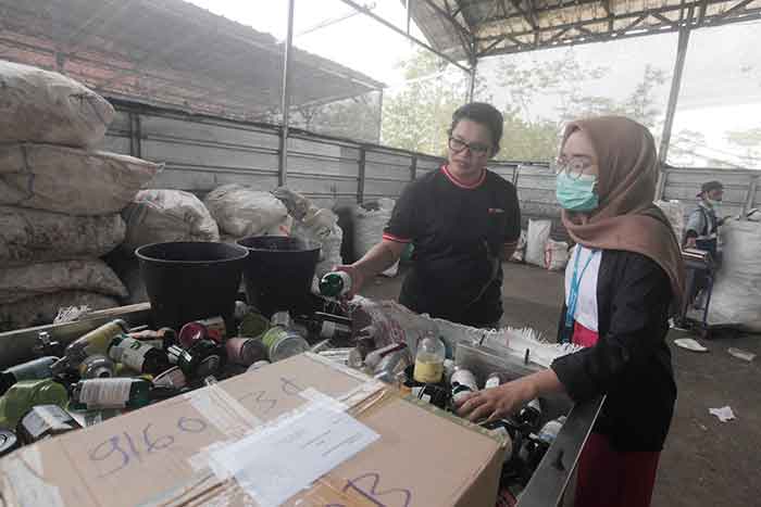 Ki-ka) Head of Group Strategic Marketing & Communications PT Bank DBS Indonesia Mona Monika bersama Partnership Management Lead Waste4Change Yoan Oktaviani mengunjungi fasilitas Waste4Change di Bekasi, Selasa (21/3/2023).