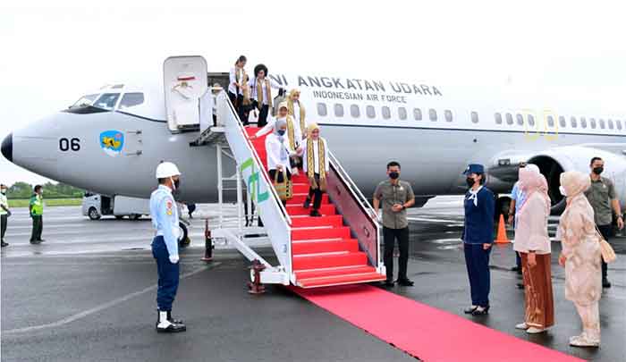 Ibu Iriana Joko Widodo dan para anggota Organisasi Aksi Solidaritas Era Kabinet Indonesia Maju (OASE KIM) tiba di Bandara Radin Inten II, Kabupaten Lampung Selatan, Provinsi Lampung pada Rabu, 8 Maret 2023.