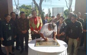 Penandatangan Prasasti oleh Bupati Jembrana menanda diresmikannya gedung kantor KPU Kabupaten Jembrana. (Foto: M-001)