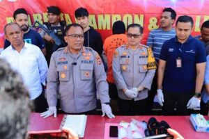 Kapolresta Pulau-pulau Ambon dan Pulau-pulau Lease; Kombes Pol Raja Arthur Lumongga Simamora, saat memberikan keterangan Pers di Mako Polresta Ambon