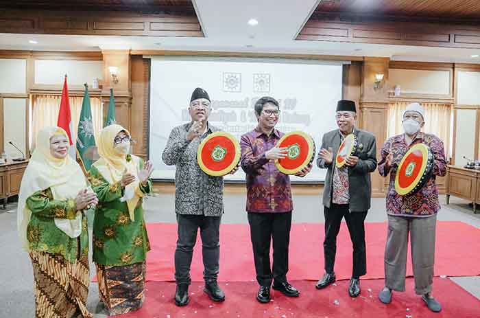 Sekda Wayan Adi Arnawa dan Ketua DPRD Badung Putu Parwata memukul Rebana menandai dibukanya secara resmi Musda XI Organisasi Muhammadiyah dan Aisyiyah Kabupaten Badung. (Foto: Istimewa)