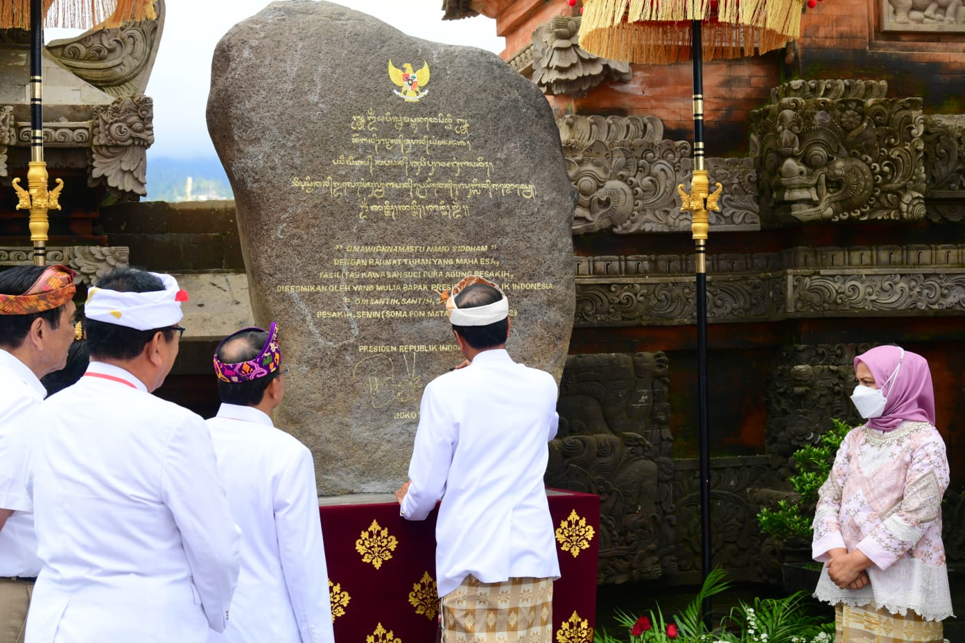 Presiden Jokowi menandatangani prasasti saat peresmian fasilitas kawasan suci Pura Agung Besakih di Karangasem, Bali, Senin (13/3/2023).
