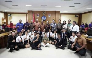 Ketua DPRD Badung saat menerima audiensi dari LPK CIS di ruang Rapat Pimpinan DPRD Badung, Selasa (7/3).