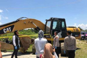 Polisi tangkap 5 orang terduga penambang ilegal beserta Ekskavator di Gunung Botak, Pulau Buru, Maluku.