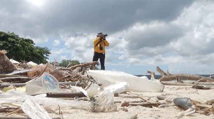 Sampah plastik dalam bidikan kamera J2PS di Pantai Kedonganan Februari lalu