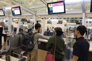 Warga Negara (WN) Kazakhstan berinisial AK (29) saat berada di Bandara Nugrah Rai.