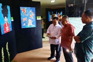 Lukisan karya dr. Gede Bagus Darmayasa dalam pameran bertajuk “Atas Nama Cinta untuk Wanita”, Selasa (7/3/2023).