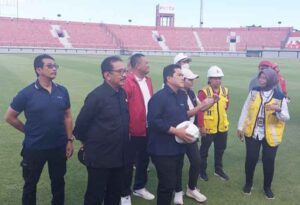 Ketum PSSI Erick Tohir bersama Menpora Zainudin Amali dan Wagub Bali Cok Ace serta Bupati Gianyar Mahayastra saat berada di stadion Dipta Gianyar, Bali. (Foto: Istimewa)