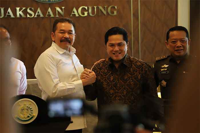 Jaksa Agung Burhanuddin bersama Menteri BUMN Erick Tohir, Senin (6/3/2023)