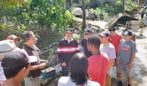 Ketua DPRD Tabanan I Made Dirga S.( (tengah) meninjau jalan rusak di Banjar Bongan Kauh.