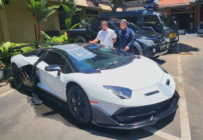 Mobil lamborghini yang diduga menggunakan nopol palsu diamankan Polda Bali