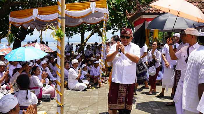 Bupati Jembrana I Nengah Tamba saat memantau pelaksaan upacara Melasti. (Foto: Istimewa)