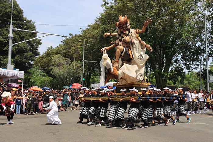 Sebanyak 15 ogoh-ogoh terbaik perwakilan dari masing-masing kecamatan mengikuti parade dan lomba ogoh-ogoh di Catus Pata kota Negara, Selasa (21/3).