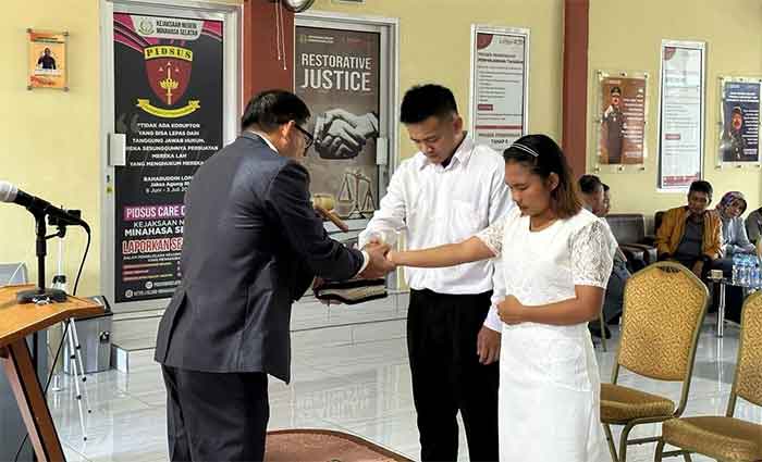 Pasangan di Minahasa Selatan Melangsungkan Pernikahan Setelah Proses Perdamaian. (Foto: Istimewa)