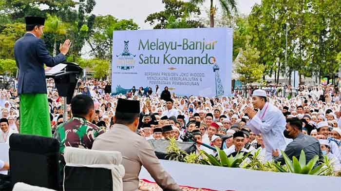Presiden Jokowi menghadiri acara Istigasah dan Doa Bersama Rabithah Melayu-Banjar yang digelar di Komplek Pendopo Bersinar Tabalong, Kabupaten Tabalong, Provinsi Kalimantan Selatan, pada Jumat (17/3/2023.