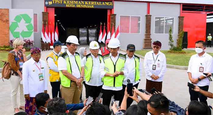Presiden Joko Widodo menyampaikan keterangan kepada awak media usai meresmikan Tempat Pengolahan Sampah Terpadu (TPST) Kesiman Kertalangu, Kota Denpasar