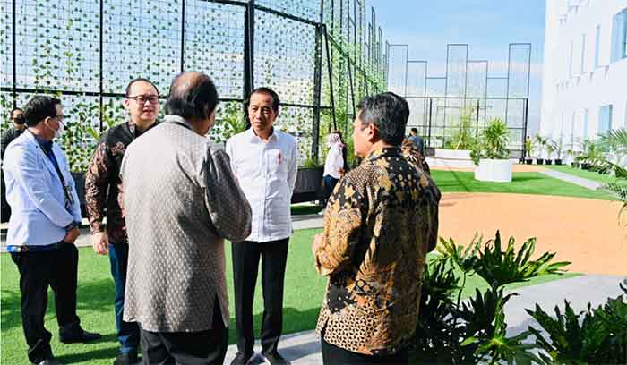 Presiden Jokowi meninjau sejumlah fasilitas di Mayapada Hospital Bandung, Kota Bandung, Jawa Barat, pada Senin, 6 Maret 2023.