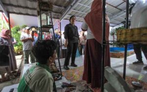 Ketua DPR RI saat mengunjungi Bank Sampah Kebumen Gemilang Sejahtera (KGS). (Foto: Istimewa)