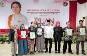 Ketua DPR RI Dr. (H.C) Puan Maharani foto bersama usai menyerahkan 100 sertifikat tanah kepada warga Cianjur, Jawa Barat, dengan didampingi Wakil Menteri ATR/BPN Raja Juli Antoni, Bupati Cianjur Herman Suhermandi Gedung Serbaguna Assakinah, Cianjur, Jawa Barat, Rabu (1/3/2023).