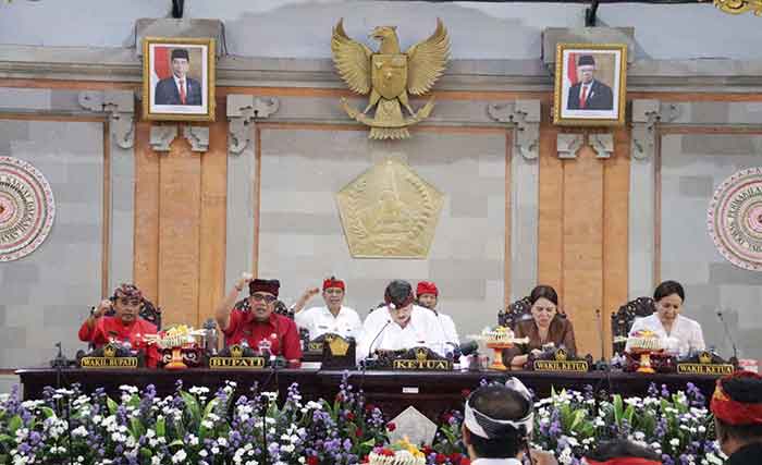 Bupati Sanjaya mengikuti rapat paripurna DPRD Tabanan, Kamis (9/3/2023).
