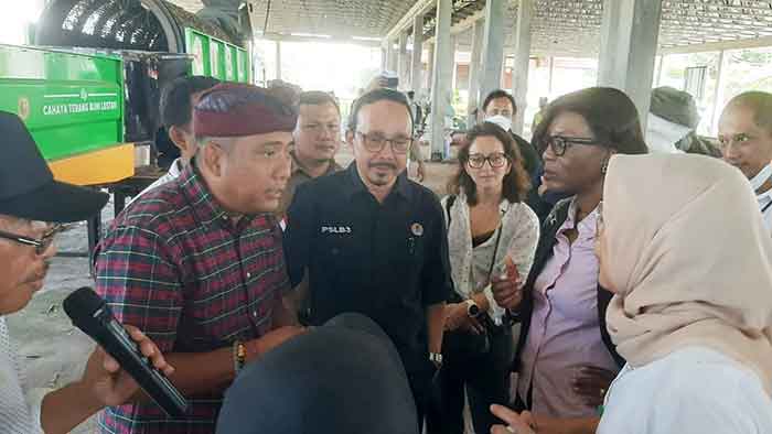 Direktur CTBL Putu Ivan Yunatana (kiri) didampingi Direktur Pengurangan Sampah KLHK RI Sinta Saptarina Soemiarno (berhijab) menjelaskan proses kerja mesin pengolah sampah residu kepada Menteri Lingkungan dan Pembangunan Berkelanjutan Republik Kongo, Arlette Soudan Nonault (baju pink) di TOSS Center Klungkung, Minggu (26/3/2023)