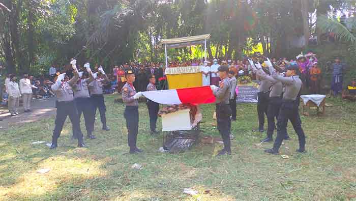 Upacara perabuan jenazah secara Dinas Kepolisian almarhum Ipda (Purn) I Wayan Mutra, yang dilaksanakan di Setra (Kuburan) Banjar Umahanyar, Desa Mambal, Kec Abiansemal, Kabupaten Badung. Senin (17/04/23) pagi.