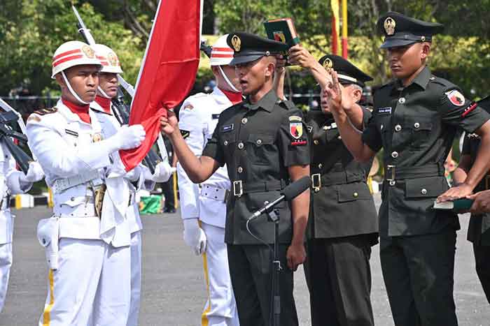 Alief Kurniawan, pemuda asal Kabupaten Lamongan, Jawa menjadi prajurit TNI-AD . (foto: ist)