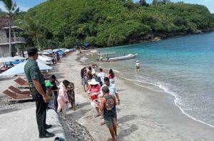 Beberapa area di kawasan obyek wisaya Pantai Cristal Bay jadi pantauan aparat Babinsa Desa Sakti. Di lokasi itu, Serda Nyoman Dayuh mengawasi setiap pengunjung wisata yang berada di Pantai tersebut.