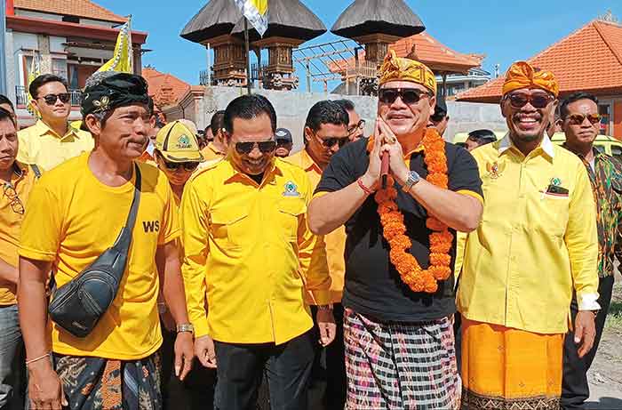 Ketua DPD Golkar Badung, Wayan Suyasa (dua dari kiri) bersama Ketua DPD Golkar Bali, I Nyoman Sugawa Korry (berkalung bunga) saat menghadiri Konsolidasi Partai di Munggu, Minggu (16/4). (Foto: M-003)
