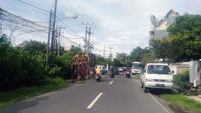 Pembangunan tapal batas yang dilakukan Desa Adat Pemogan di Jalan Griya Anyar