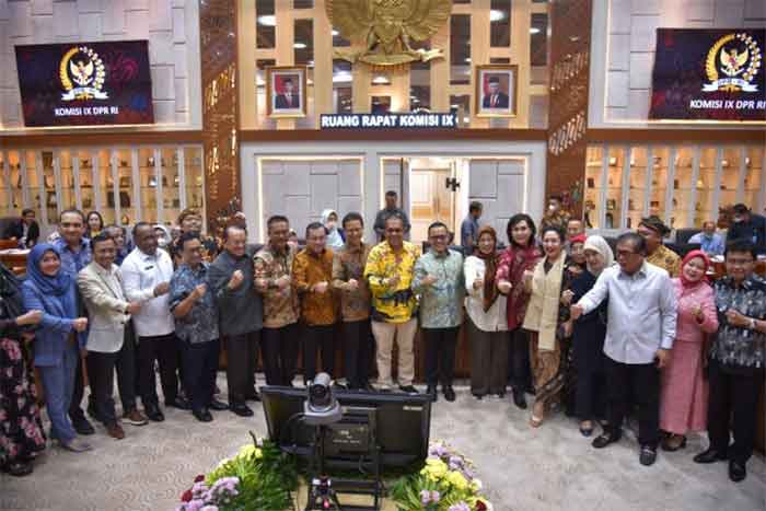 Wakil Ketua Komisi IX DPR RI Emanuel Melkiades Laka Lena foto bersama usai rapat kerja dengan Menteri Kesehatan, Menpan-RB, Wakil Menteri Dalam Negeri, Kemendikbud Ristek di Nusantara I DPR, Senayan, Jakarta, Selasa (5/4/2023).