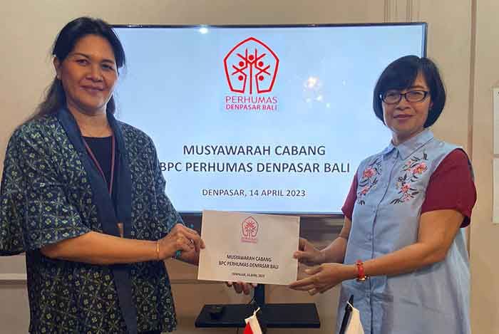 Dr Eka Mahadewi menerima dokumen organisasi dari Dr Komang Nariani