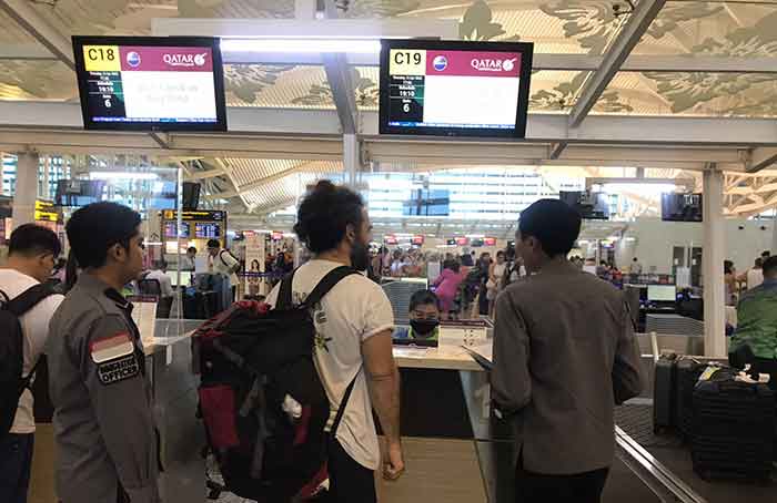 Proses pendeportasian seorang WNA Brazil dari Bandara Ngurah Rai