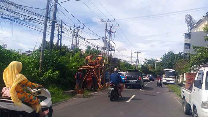 Pembangunan gapura candi di rumija yang dinyatakan masuk wilayah Kabupaten Badung