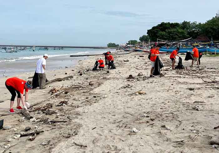 Peringati Satu Tahun Dibukanya Kembali Rute Penerbangannya ke Bali, Jetstar Bersih-bersih Pantai Kelan