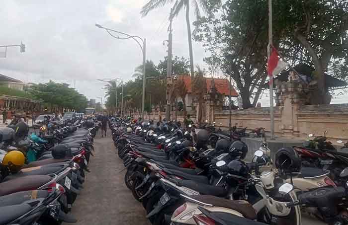 Tampak Jalan Pantai Kuta steril pedagang lapak