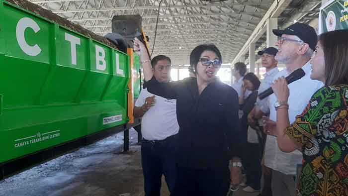 Mark S Kasman mendapat pejelasan seputar mesin RDF pada kunjungannya di TOSS Center Klungkung. (Foto: M-011)