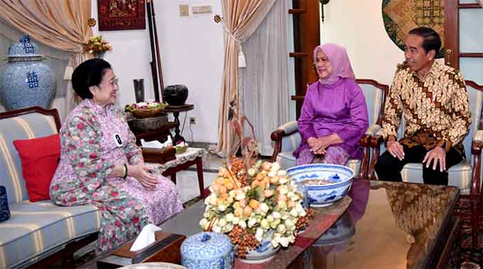 Presiden Jokowi bersama Ibu Iriana Joko Widodo melakukan silaturahmi ke kediaman Presiden ke-5 RI, Megawati Soekarnoputri, di Jakarta, pada Kamis (27/4/2023). (Foto: BPMI Setpres/Rusman)