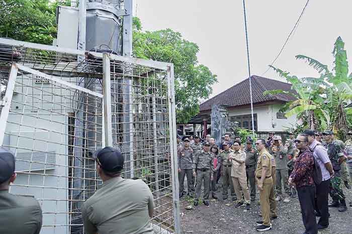 Proses pembongkaran salah sagu tower yang melanggar di kawasan perumahan Bali Arum Jimbaran