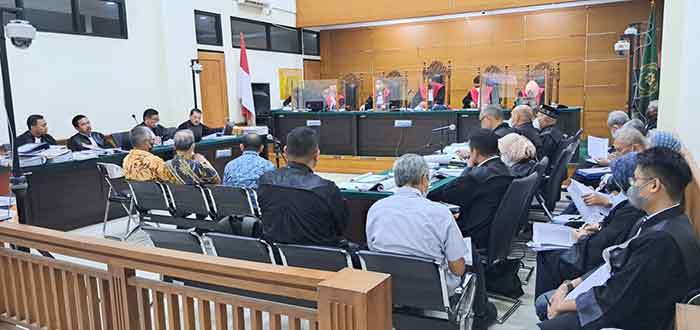 Suasana sidang perkara dugaan tindak pidana korupsi pada proyek pembangunan pabrik blast furnace complex (BFC) oleh PT Krakatau Steel pada 2008 s/d 2019 digelar Pengadilan Tindak Pidana Korupsi pada Pengadilan Negeri Serang, Kamis (23/4/2023). Foto: Puspenkum)