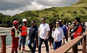 Wakil Menteri Pariwisata dan Ekonomi Kreatif/Wakil Kepala Badan Pariwisata dan Ekonomi Kreatif (Wamenparekraf/Wakabaparekraf) Angela Tanoesoedibjo meninjau kesiapan lokasi dan infrastruktur penunjang jelang pelaksanaan Konferensi Tingkat Tinggi (KTT) ASEAN di Labuan Bajo, Kabupaten Manggarai Barat, Nusa Tenggara Timur (NTT).Wakil Menteri Pariwisata dan Ekonomi Kreatif/Wakil Kepala Badan Pariwisata dan Ekonomi Kreatif (Wamenparekraf/Wakabaparekraf) Angela Tanoesoedibjo meninjau kesiapan lokasi dan infrastruktur penunjang jelang pelaksanaan Konferensi Tingkat Tinggi (KTT) ASEAN di Labuan Bajo, Kabupaten Manggarai Barat, Nusa Tenggara Timur (NTT).