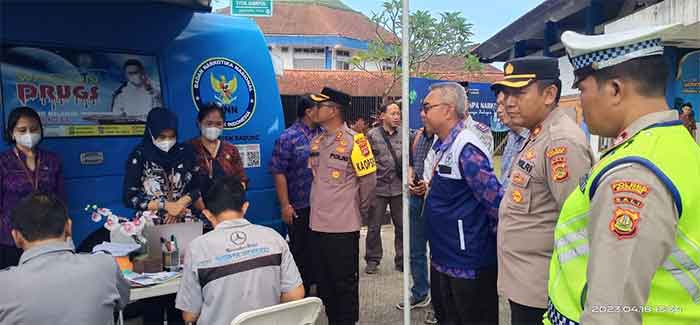 Puluhan Supir Bus di Tes Urine di Terminal Mengwi Rabu, (19/4).