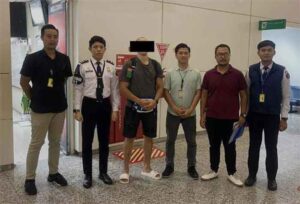 WNA Rusia berinisial IC dideportasi ke negaranya akibat berpose tak senonoh di Gunung Agung