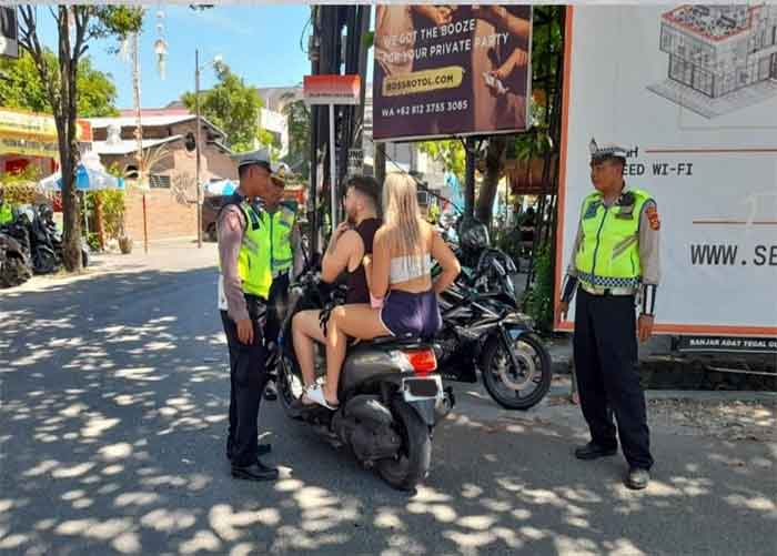 Upaya penertiban maupun penindakan terhadap para pelanggar lalu lintas di Jalan raya Simpang Lio Kelurahan Kerobokan Kecamatan Kuta Utara Kabupaten Badung Bali, Senin (24/04/2023) siang.