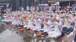 Bupati dan Wabup Ikuti Puncak Karya Bhatara Turun Kabeh di Pura Agung Besakih