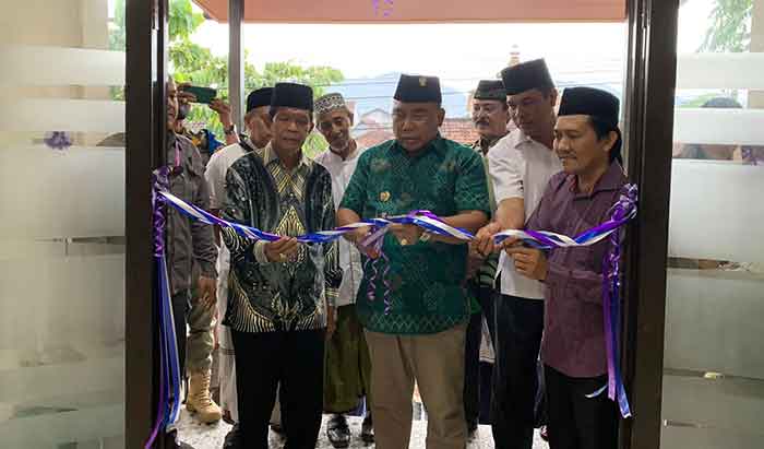 Bupati Jembrana I Nengah Tamba saat melakukan peresmian gedung sekretariat bersama bahagia, Kamis (13/4/2023). Foto: M-011)