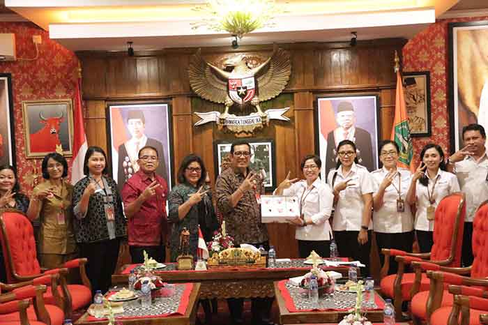 Bupati Tabanan I Komang Sanjaya saat menerima kunjungan Kepala BKKBN Provinsi Bali dr. Luh Gede Sukardiasih MFor MARS beserta rombonganSenin (10/4/2023). (Foto: Istimewa)