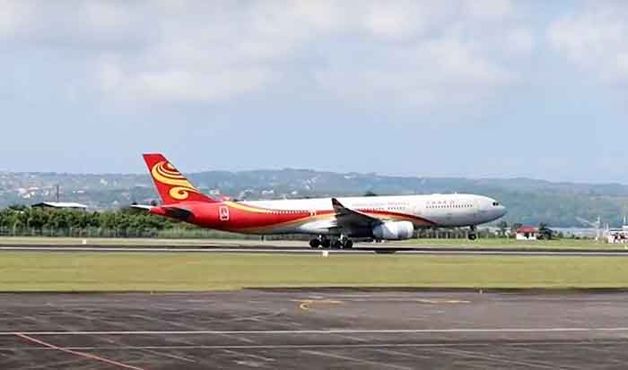 Kedatangan salah satu pesawat Maskapai Hongkong Airline