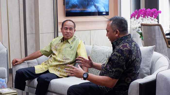 Jaksa Agung Muda Intelijen, Jaksa Agung Muda Intelijen (JAM-Intelijen) Dr. Amir Yanto melakukan diskusi ringan dengan Tim Media Pusat Penerangan Hukum Kejaksaan Agung, Jumat (28/4/2023) bertempat di ruang kerja Jaksa Agung Muda Intelijen. (Foto: Puspenkum)